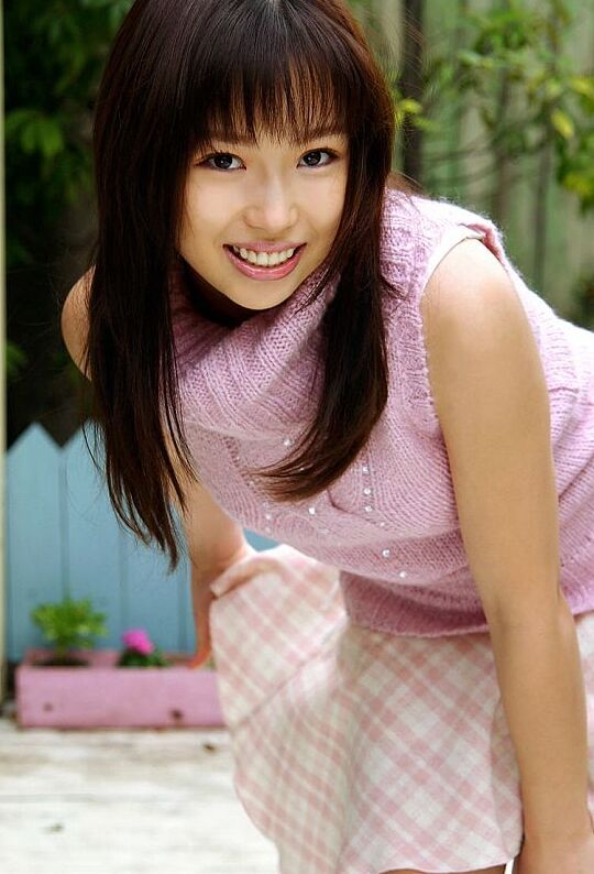 16P Die kaum legale japanische Teenagerin Aya Shiraishi schiebt ihr Höschen zur Seite, um ihren Busch zu zeigen