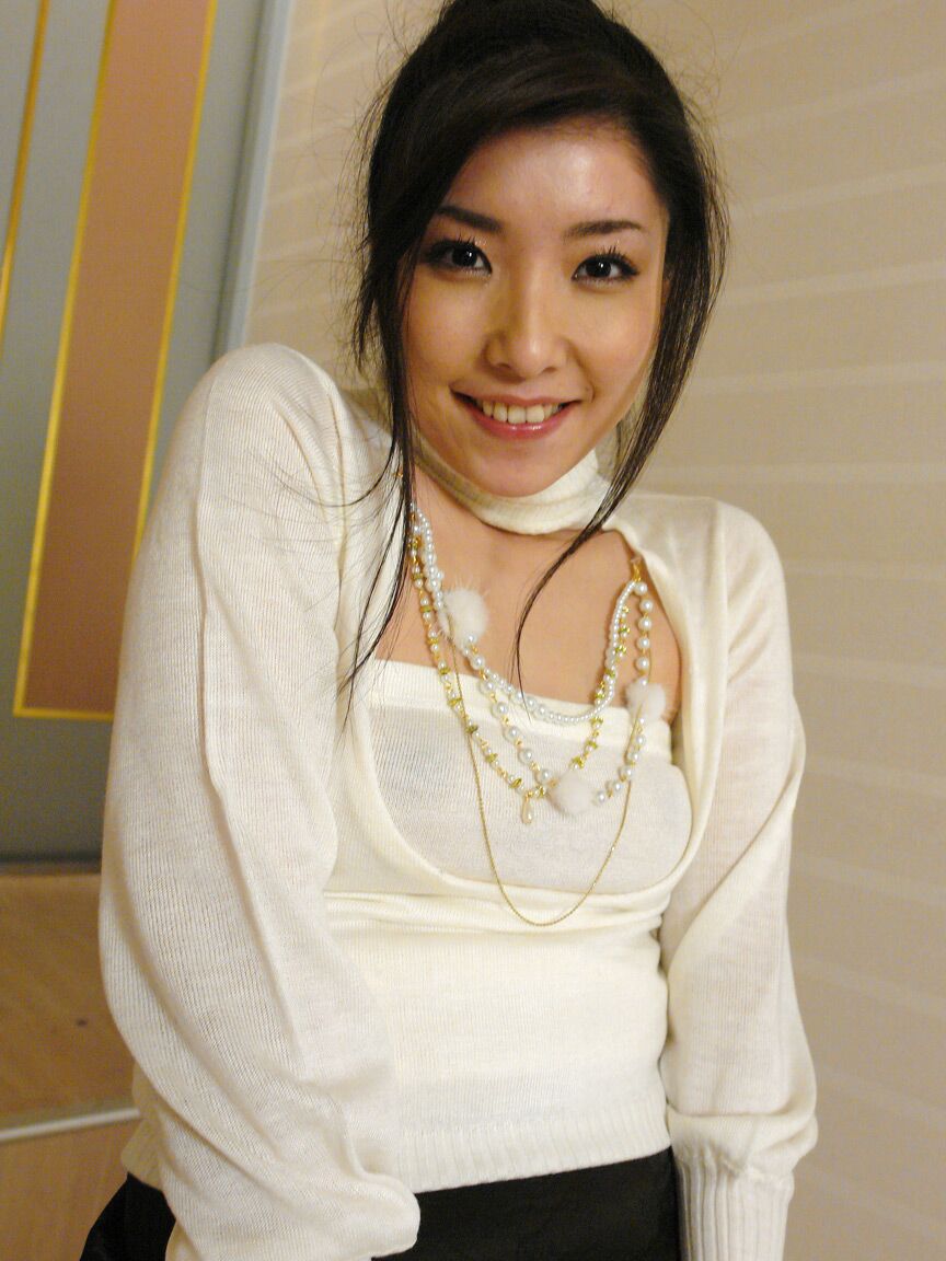 12P Asian babe Yuri Amami flaunts her curves before sucking a dong & tasting piss
