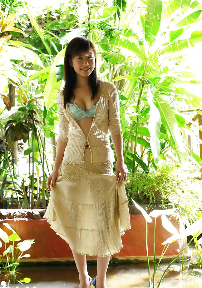 15P Sexy asiatisches Babe Kurumi Morishita zieht sich im Freien aus