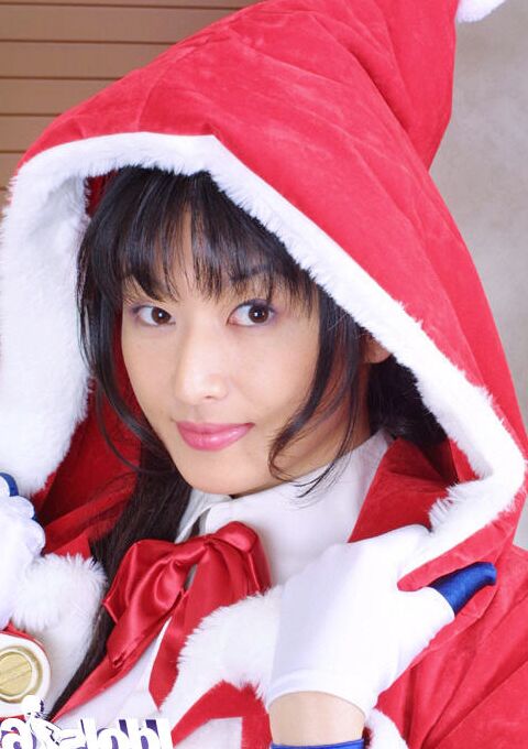 14P Une asiatique séduisante en tenue de Noël découvrant ses jolis seins et son buisson