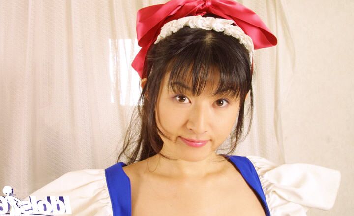 14P Une asiatique séduisante en tenue de Noël découvrant ses jolis seins et son buisson