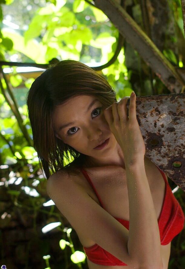 16P 赤毛の日本人美女、伊藤レイがジャングルの中でおっぱいとお尻を露出