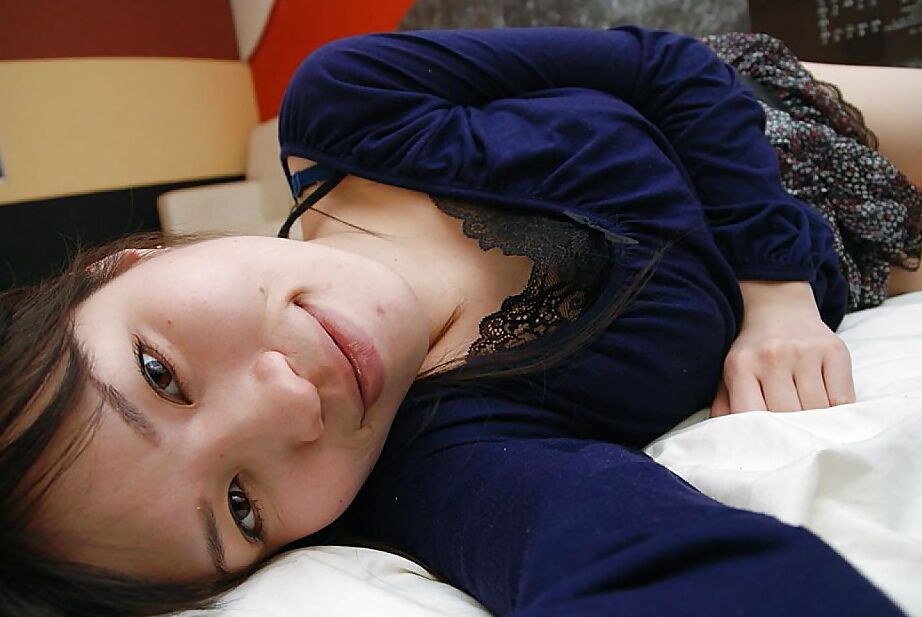 16P Asian babe Yumi Wakabayashi undressing and toying her hairy cunt in close up
