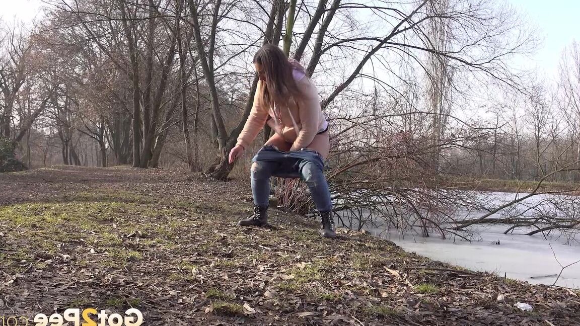 15P Nicolette Noir squats to piss by a lake outside
