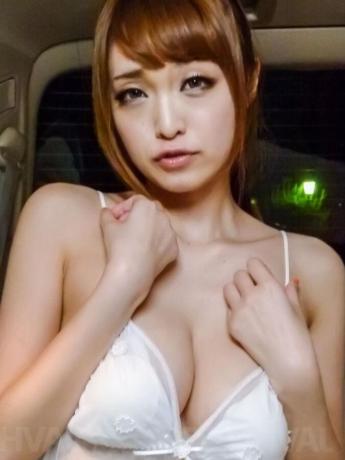 15P Mikuru Shiina con grandes activos se excita con vibradores en el coche