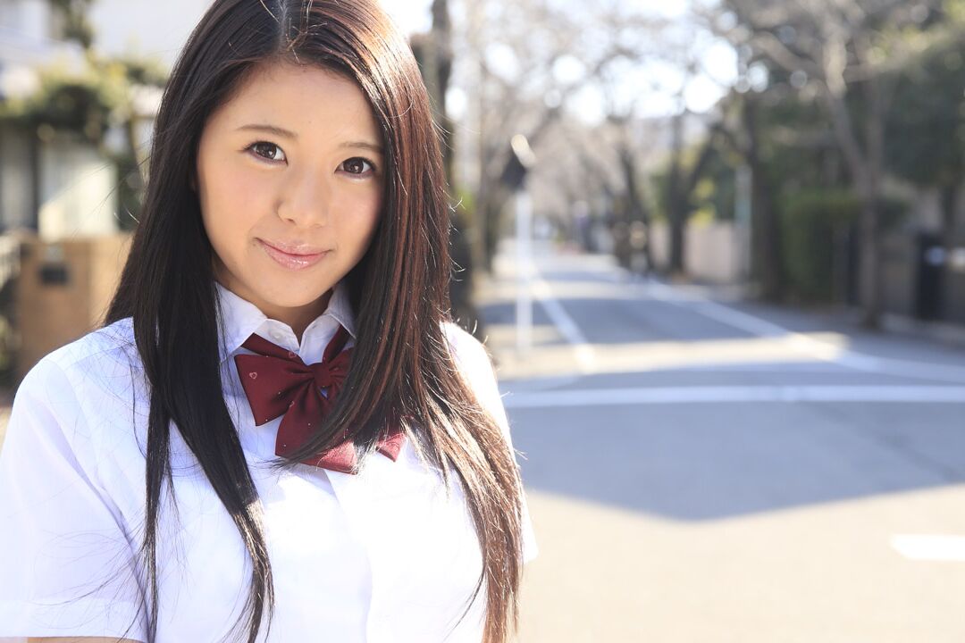 Das 20P-asiatische Schulmädchen Risa Shimizu reitet einen Schwanz in Strumpfhosen, nachdem sie ihre Titten gezeigt hat