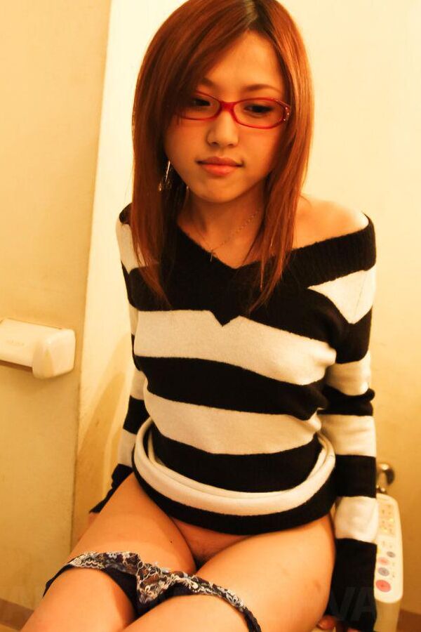 15P Gata japonesa Rino Mizusawa de óculos brincando com sua buceta