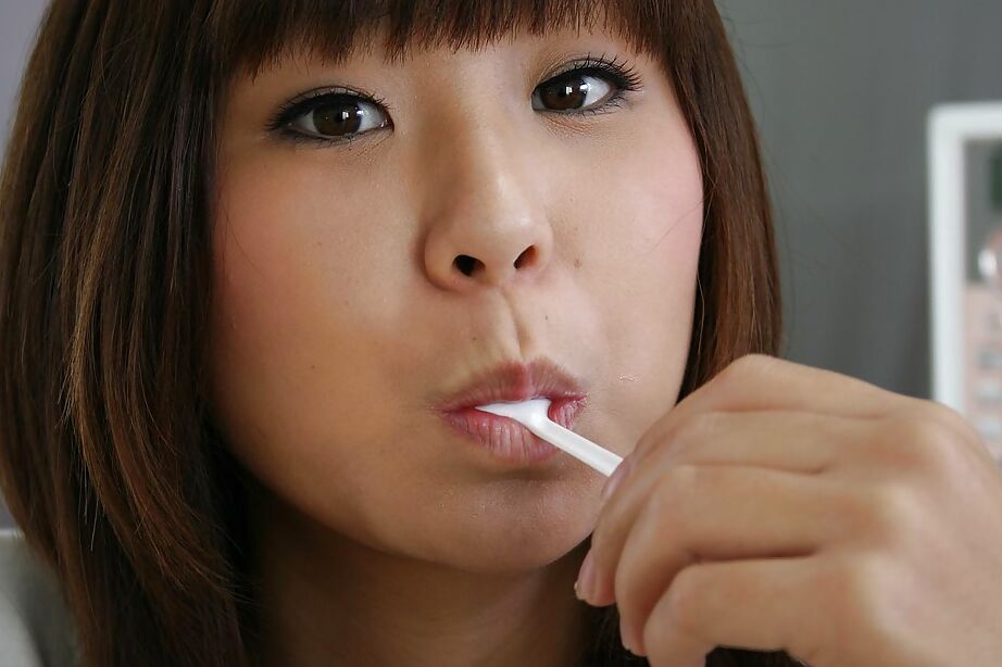 16P Das verspielte asiatische Babe Shiho Matsushima zieht sich aus und spreizt ihre Beine
