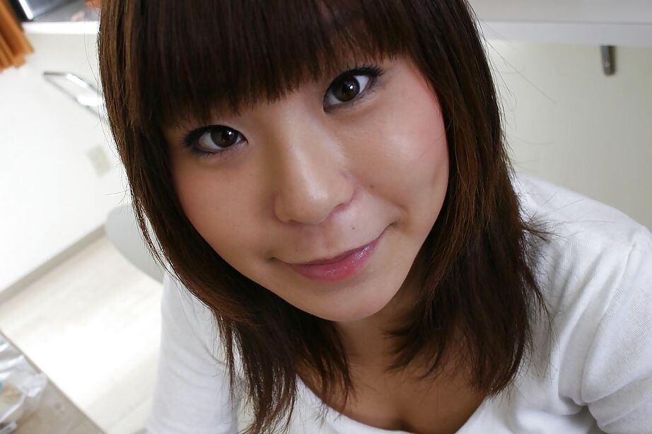 16P Das verspielte asiatische Babe Shiho Matsushima zieht sich aus und spreizt ihre Beine