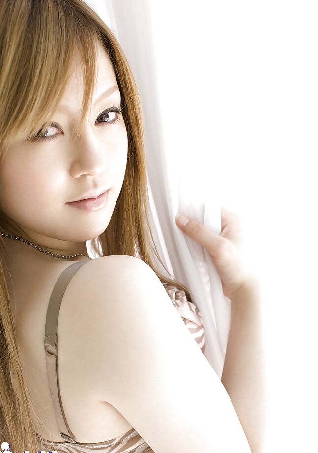 14P La asiática foxy de coño peludo ria sakurai se quita la lencería