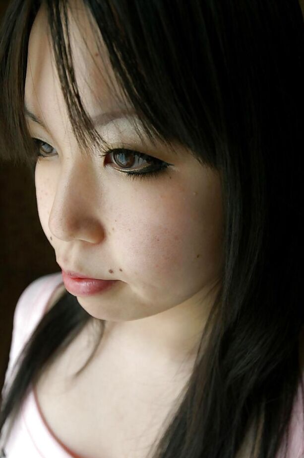 Fumika Murase, une asiatique 16P, se déshabille et montre sa fente juteuse en gros plan.