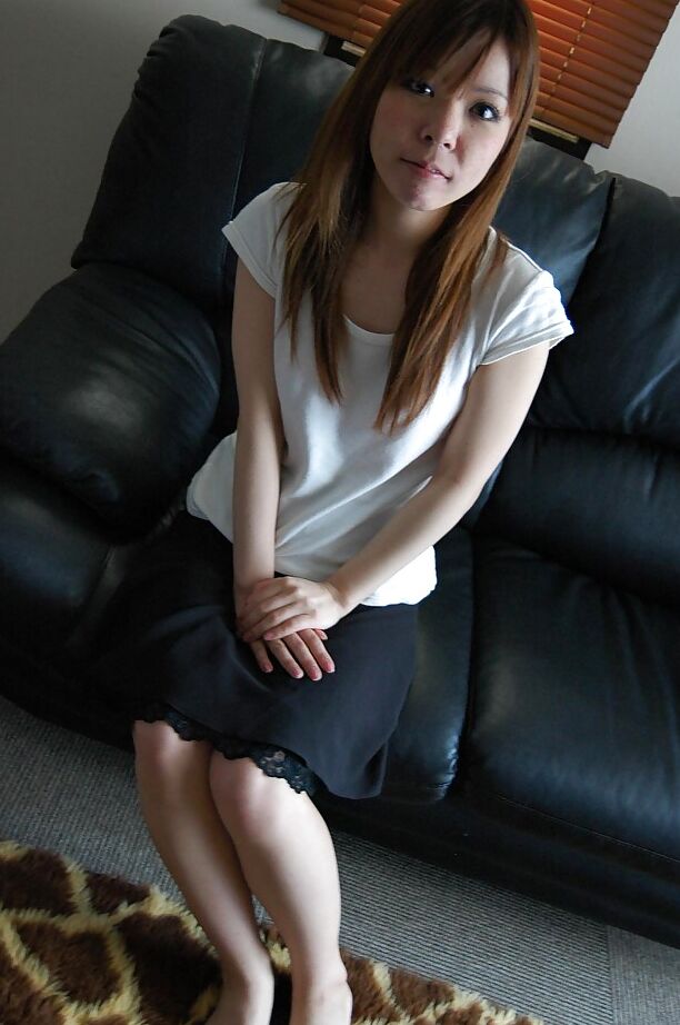 16P La MILF asiática Eri Sakaguchi deshaciéndose lentamente de su ropa