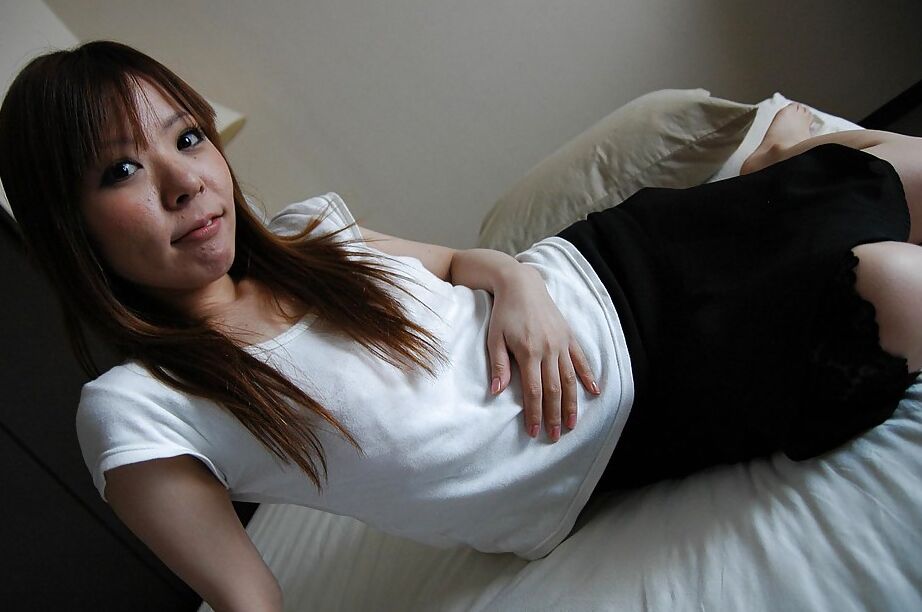 16P La MILF asiática Eri Sakaguchi deshaciéndose lentamente de su ropa