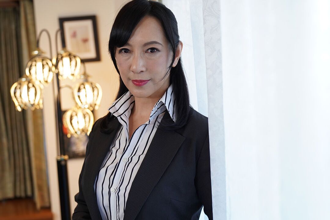 20P Sexy empresária japonesa Chino Ogata leva uma gozada em sua buceta gostosa