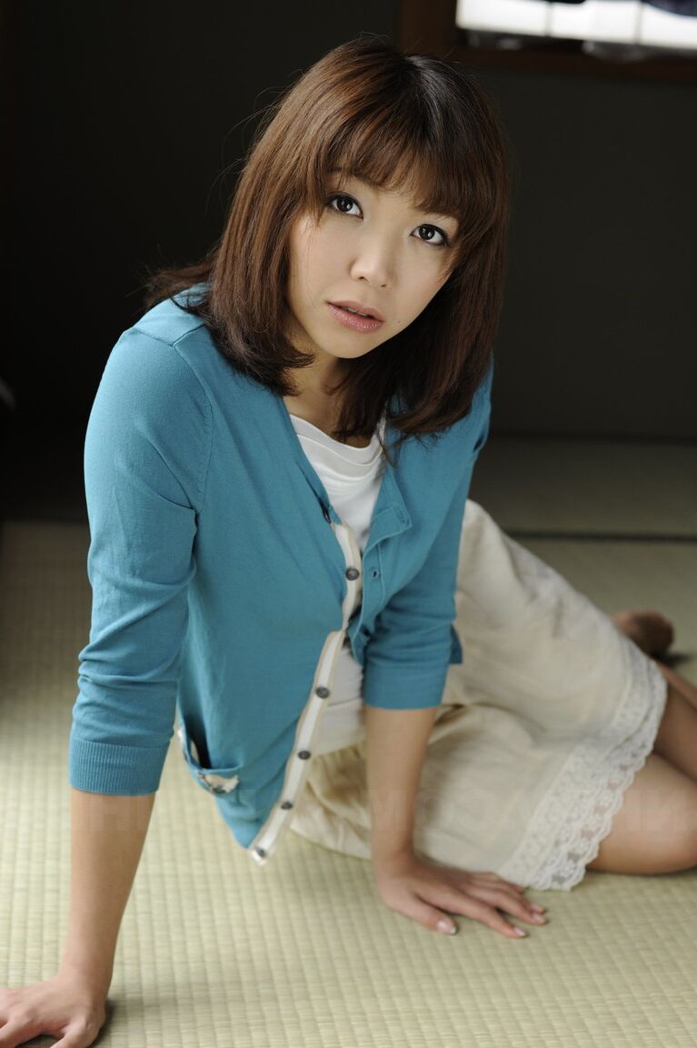 15P A garota japonesa solo Juri Kitahara mostra provisoriamente sua buceta aparada