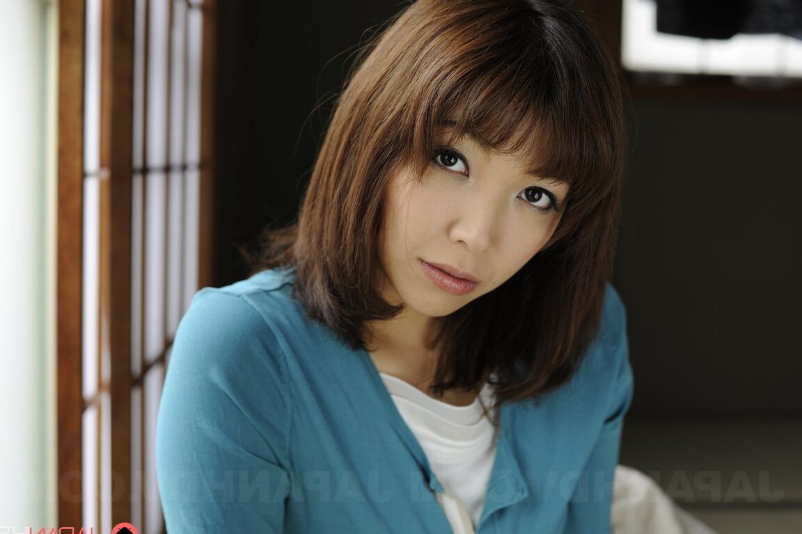 15P A garota japonesa solo Juri Kitahara mostra provisoriamente sua buceta aparada