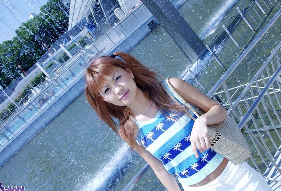 16P A vagabunda japonesa Aki mostra orgulhosamente seu corpo firme e sua buceta peluda e sexy