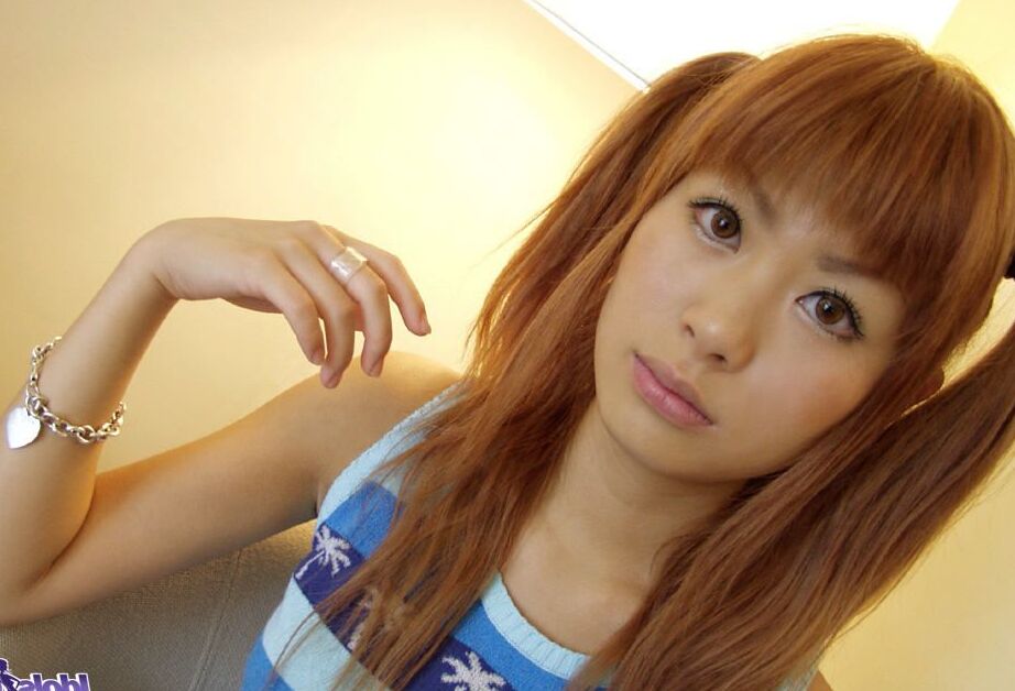 16P A vagabunda japonesa Aki mostra orgulhosamente seu corpo firme e sua buceta peluda e sexy