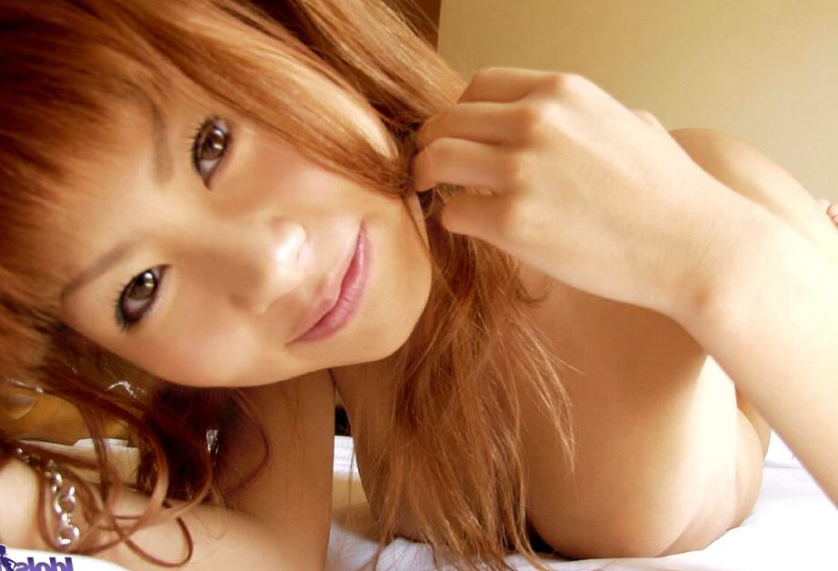 16P A vagabunda japonesa Aki mostra orgulhosamente seu corpo firme e sua buceta peluda e sexy