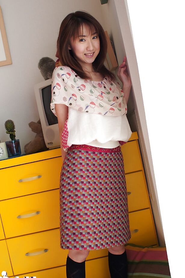 16P Impressionante gata asiática Anna Suzukaze tirando a roupa