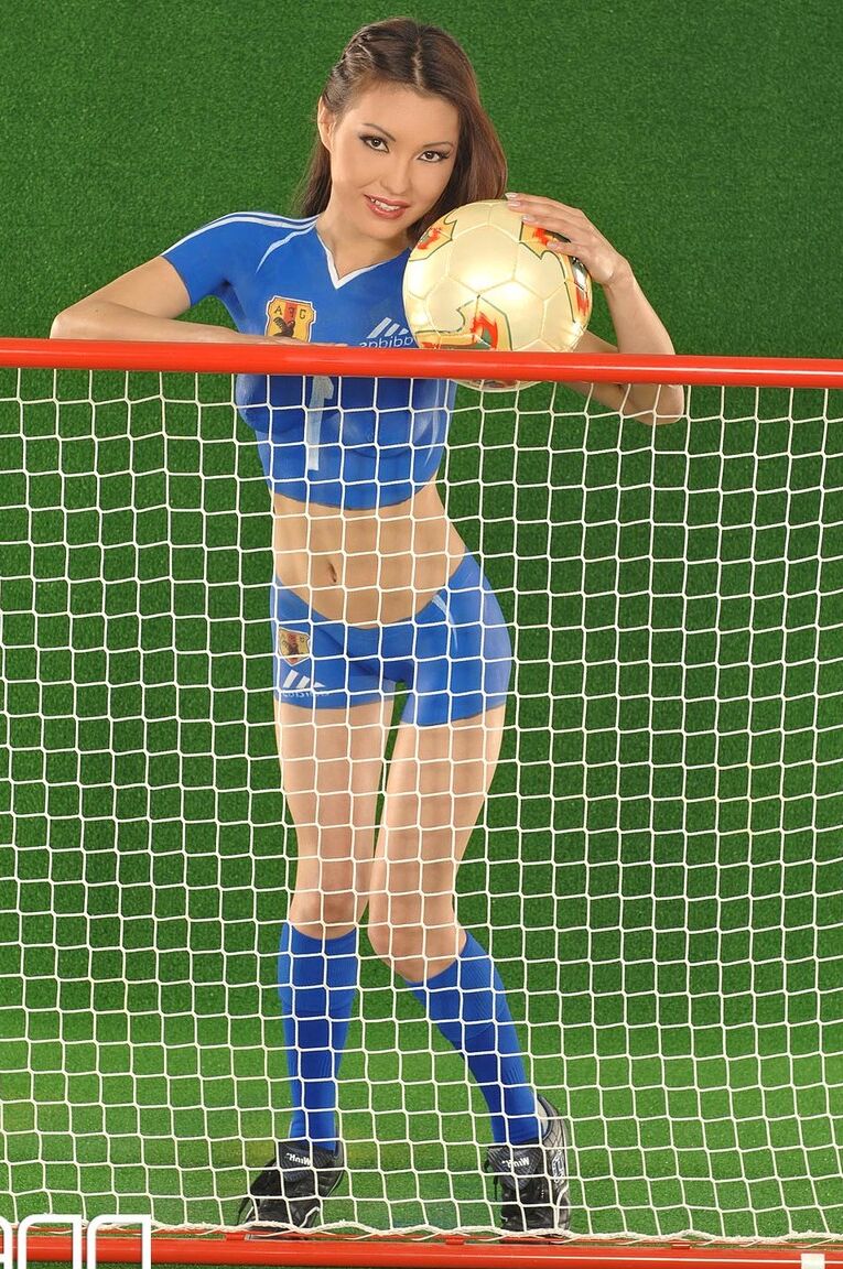 21P ペイントされた日本人美女アグネスがサッカーをしながら曲線美を披露
