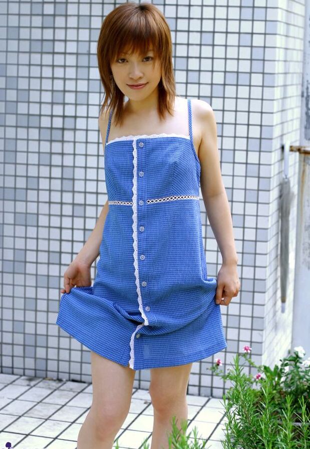 16P A jovem japonesa Akari timidamente exibe seu regalo peludo