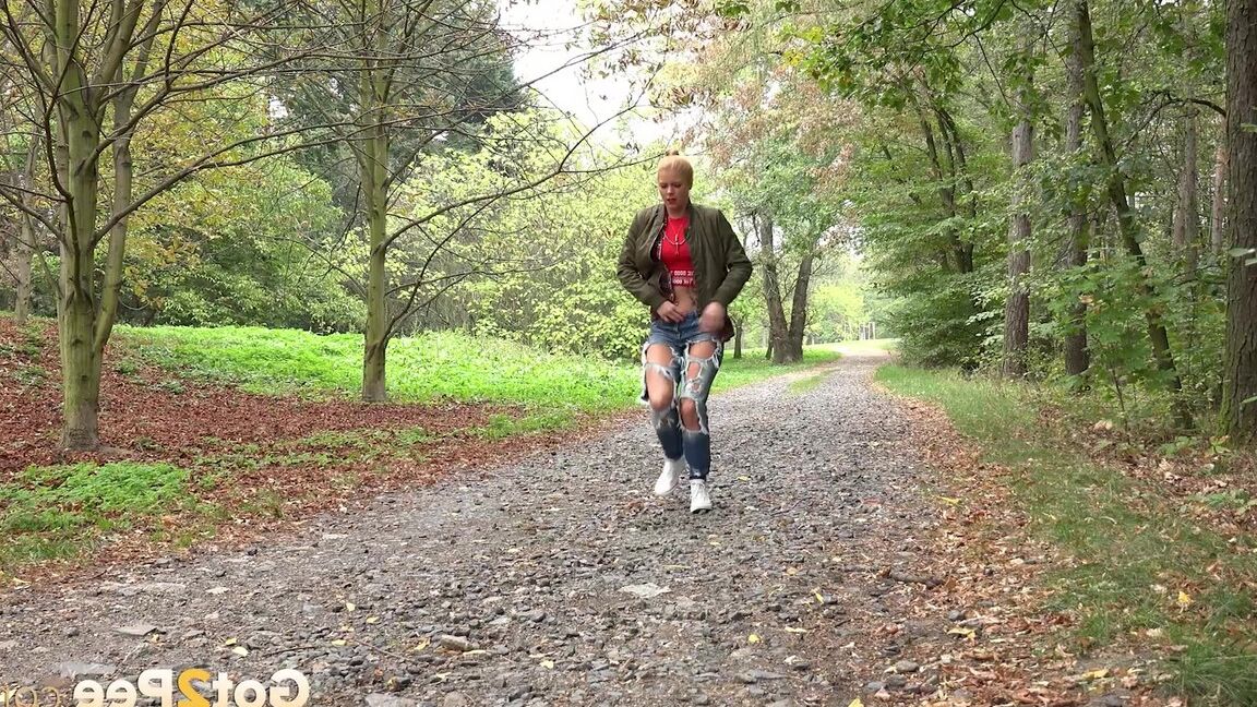 15P Blonde babe Chrissy relieves herself on a path