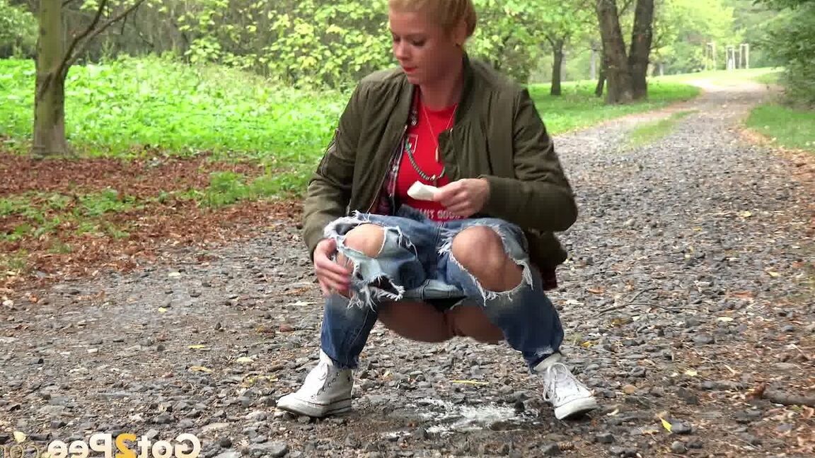 15P Blonde babe Chrissy relieves herself on a path