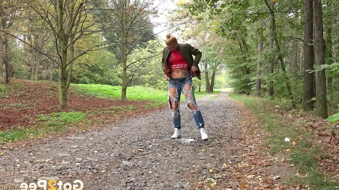 15P Blonde babe Chrissy relieves herself on a path