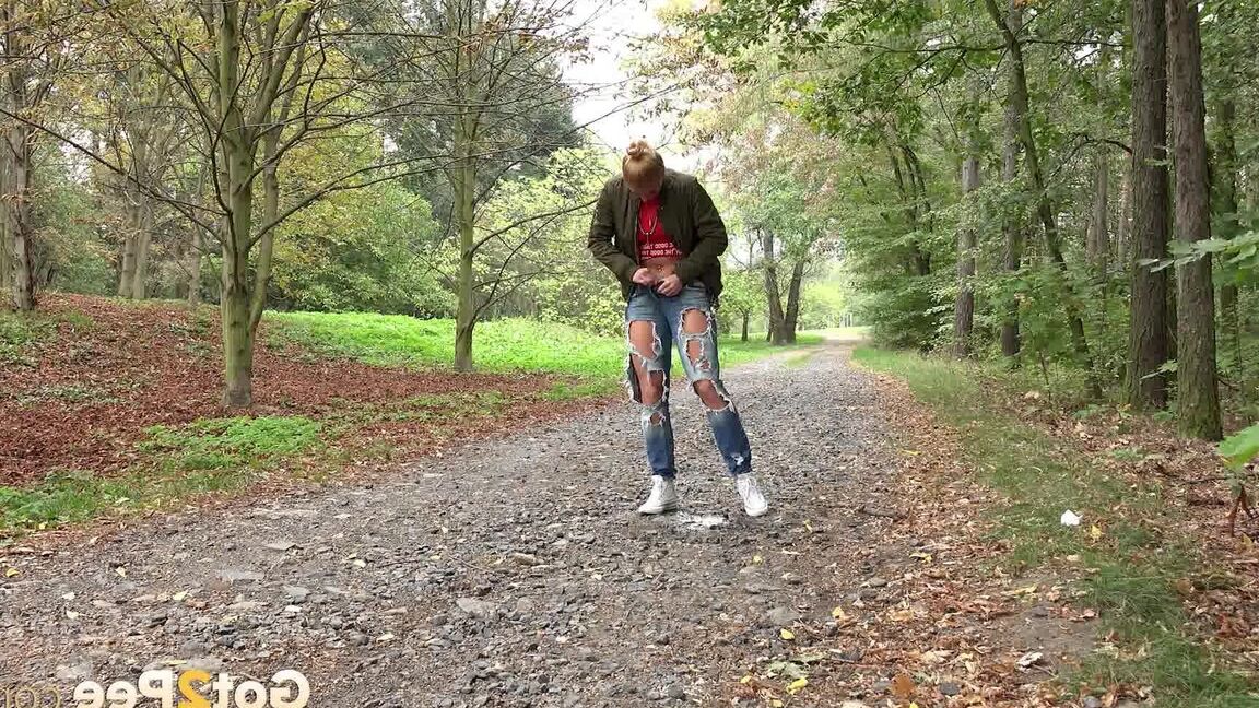 15P Blonde babe Chrissy relieves herself on a path