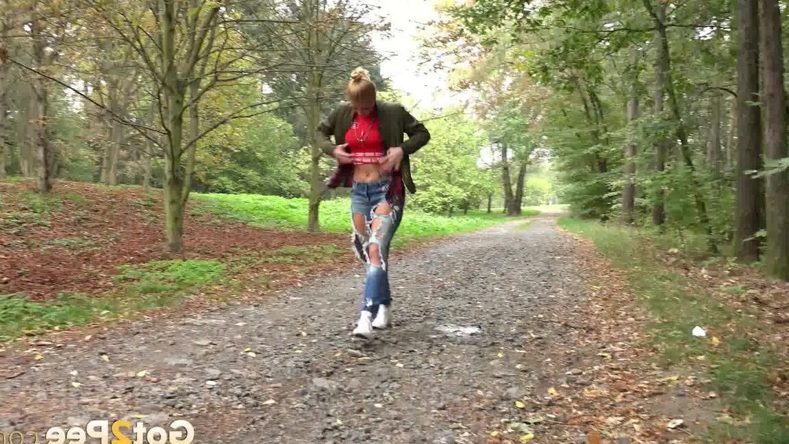 15P Blonde babe Chrissy relieves herself on a path
