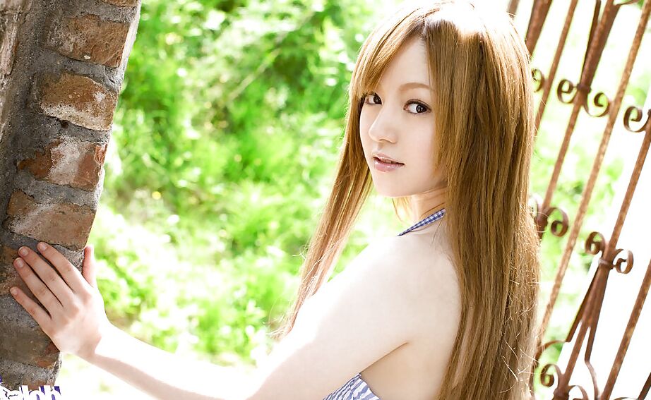 15P La impresionante asiática Ria Sakurai descubriendo su elegante cuerpo al aire libre