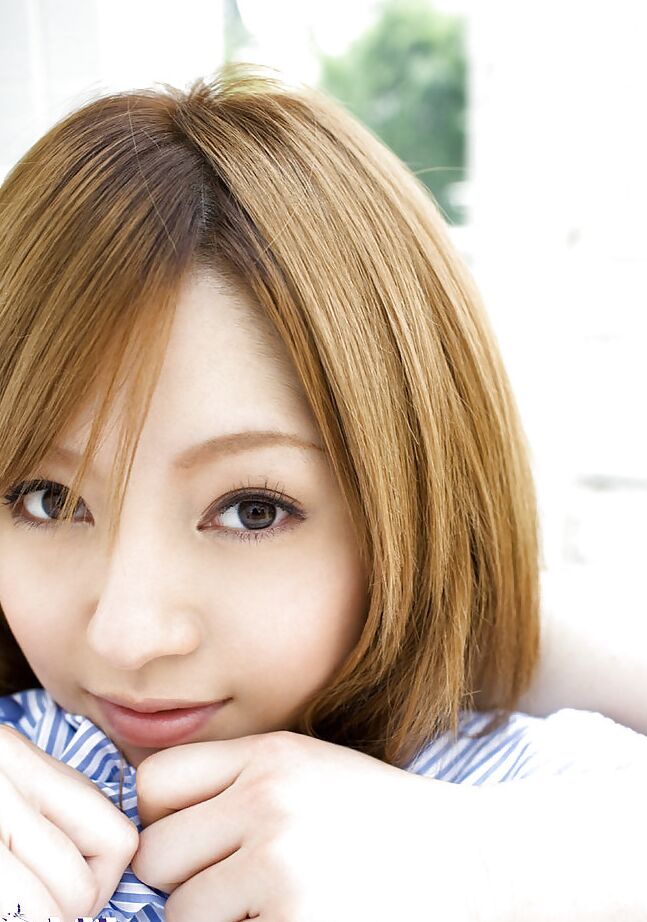 15P La impresionante asiática Ria Sakurai descubriendo su elegante cuerpo al aire libre