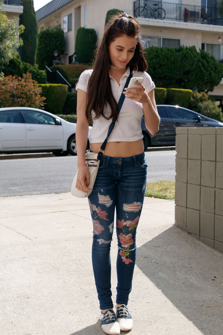 11P Lana Rhoades, jeune amateur aux gros seins, exhibe son cul chaud dans un magasin public.