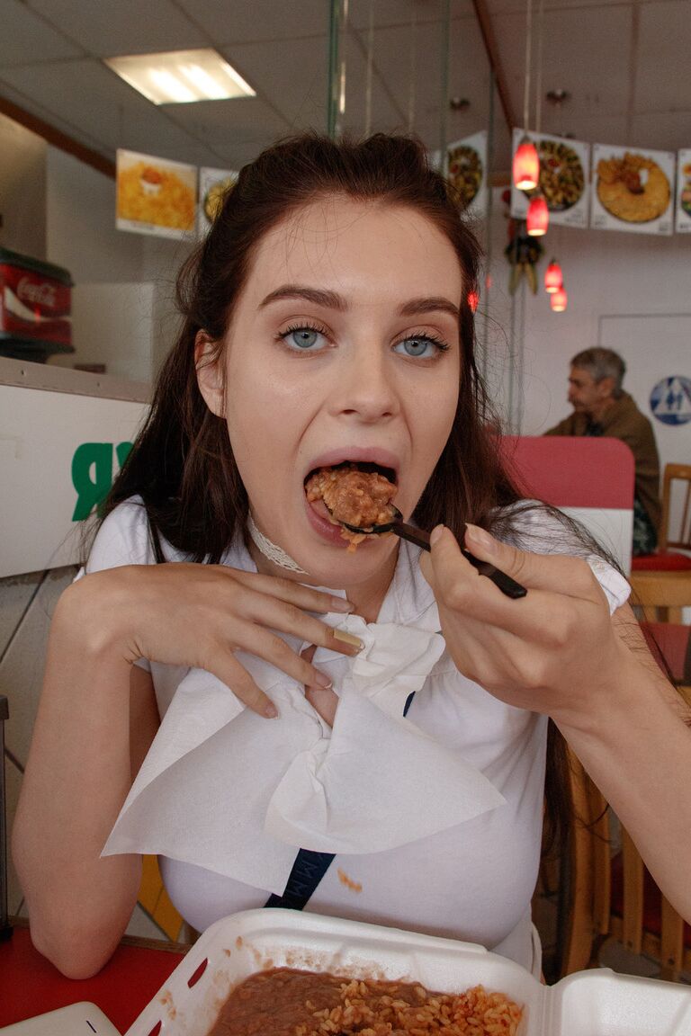 11P Lana Rhoades, jeune amateur aux gros seins, exhibe son cul chaud dans un magasin public.
