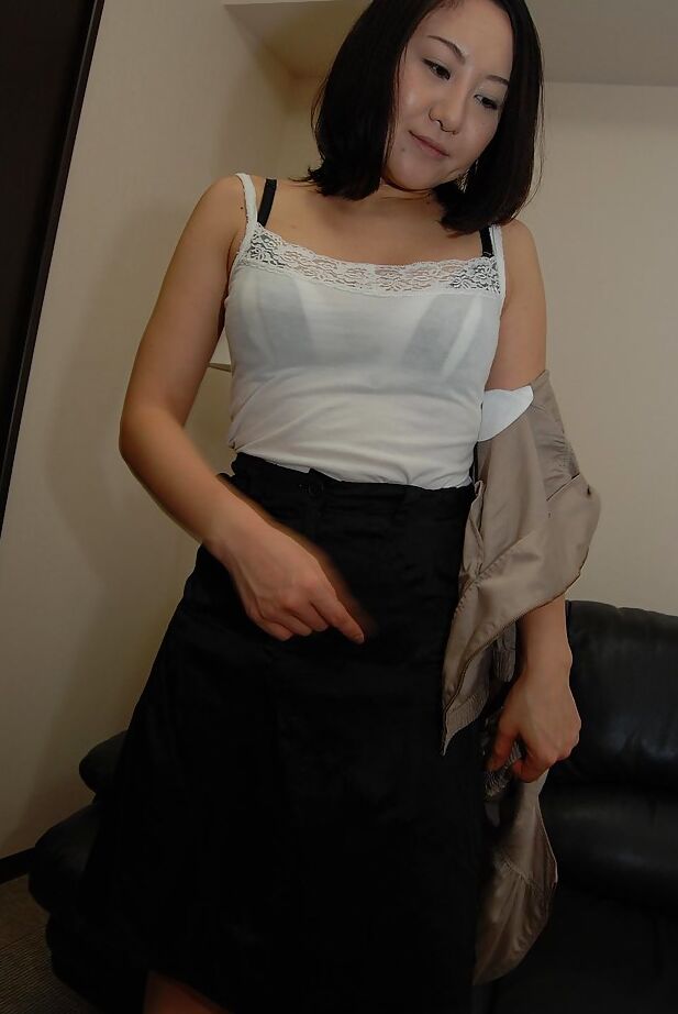 16P La atrevida MILF asiática Risa Okamoto se desnuda y abre las piernas
