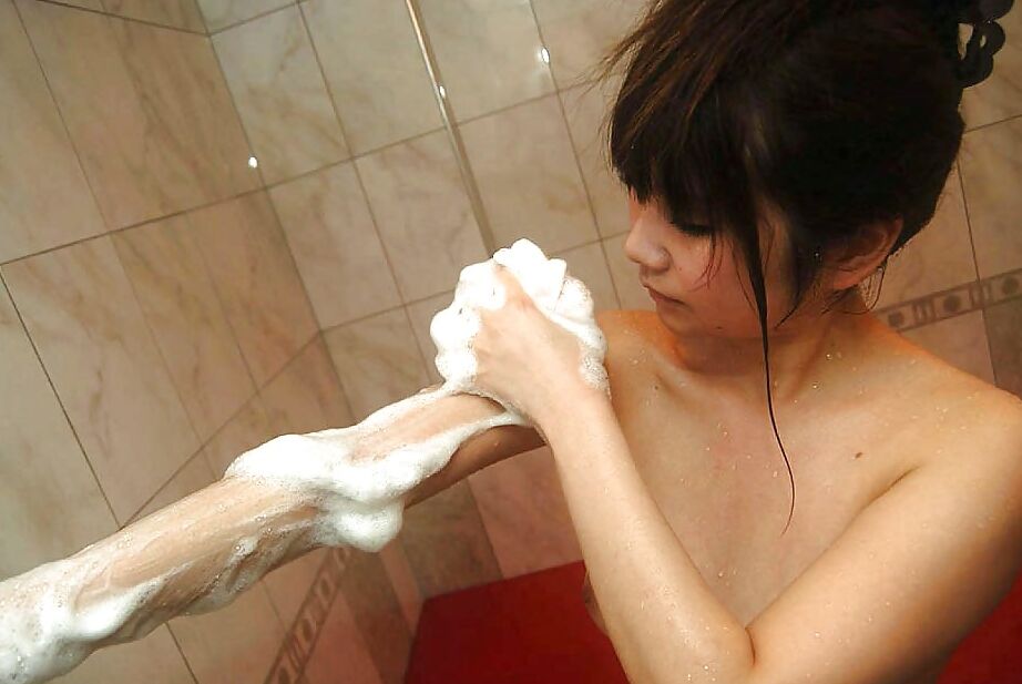 16P Ado asiatique baisable avec un beau cul Mutsumi Kashiwagi prenant une douche et un bain