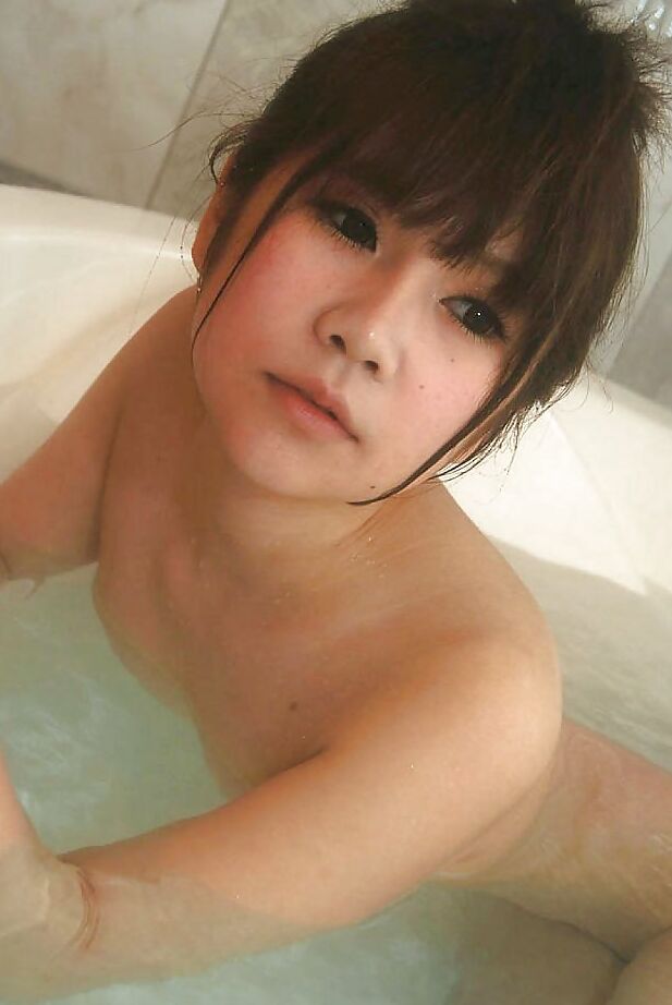 16P Ado asiatique baisable avec un beau cul Mutsumi Kashiwagi prenant une douche et un bain