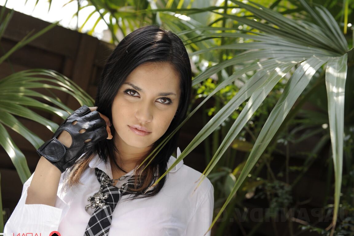15P A adolescente japonesa Maria Ozawa mantém seu lindo rosto firme em suas roupas de colegial