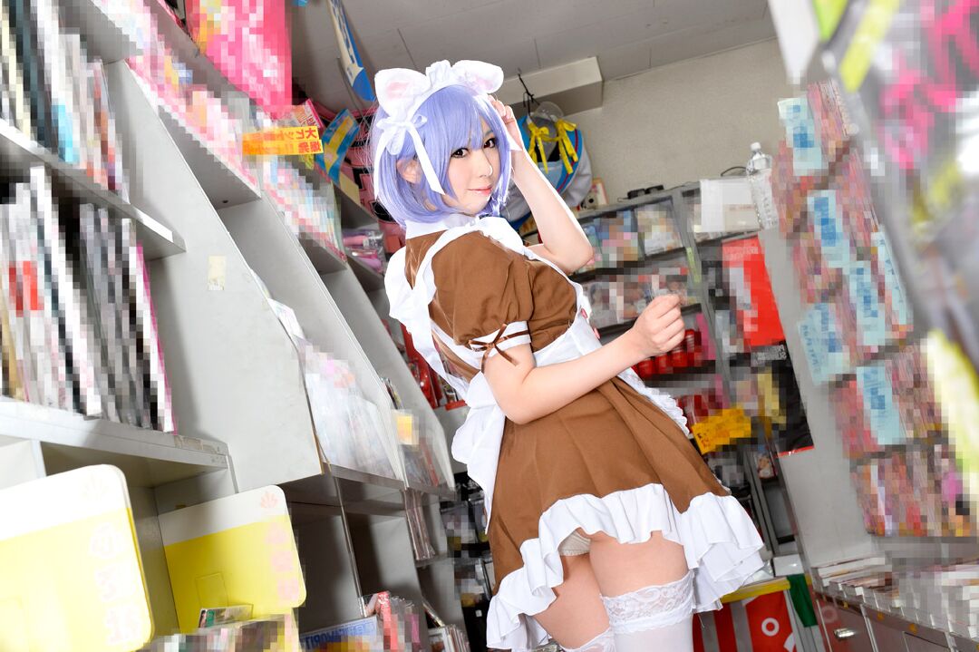 20P Japonesa de pelo morado Miku Oguri es follada por desconocidos en la tienda