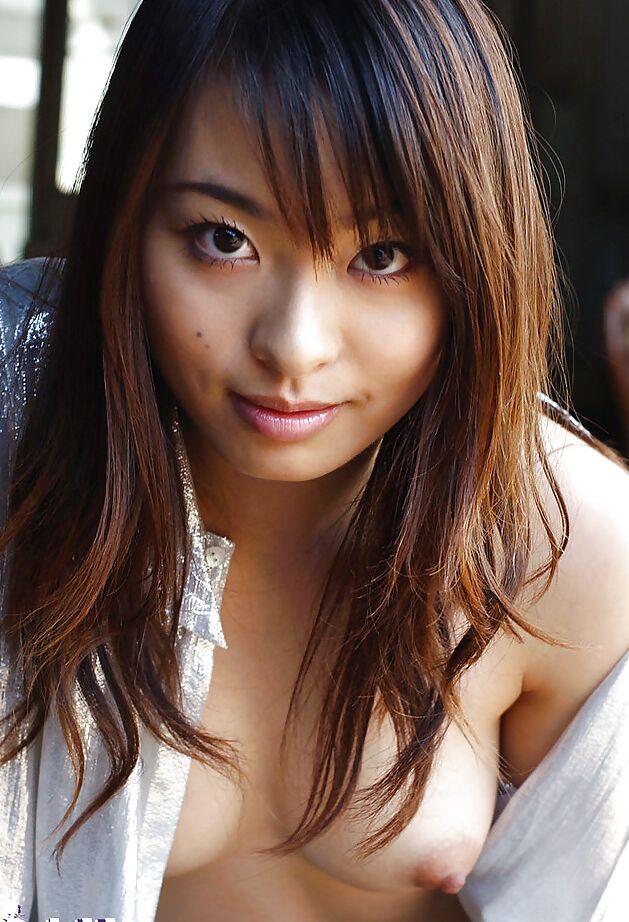 16P Petite asiática gata Hikaru Koto tirando a camisa e posando de topless