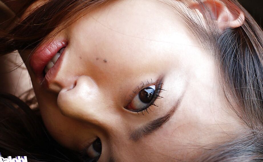 16P Petite asiática gata Hikaru Koto tirando a camisa e posando de topless