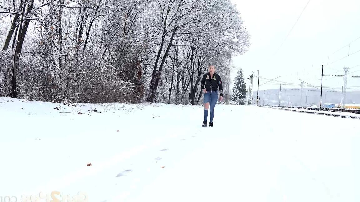 15P Gianna Ray squats outside in the snow and pees