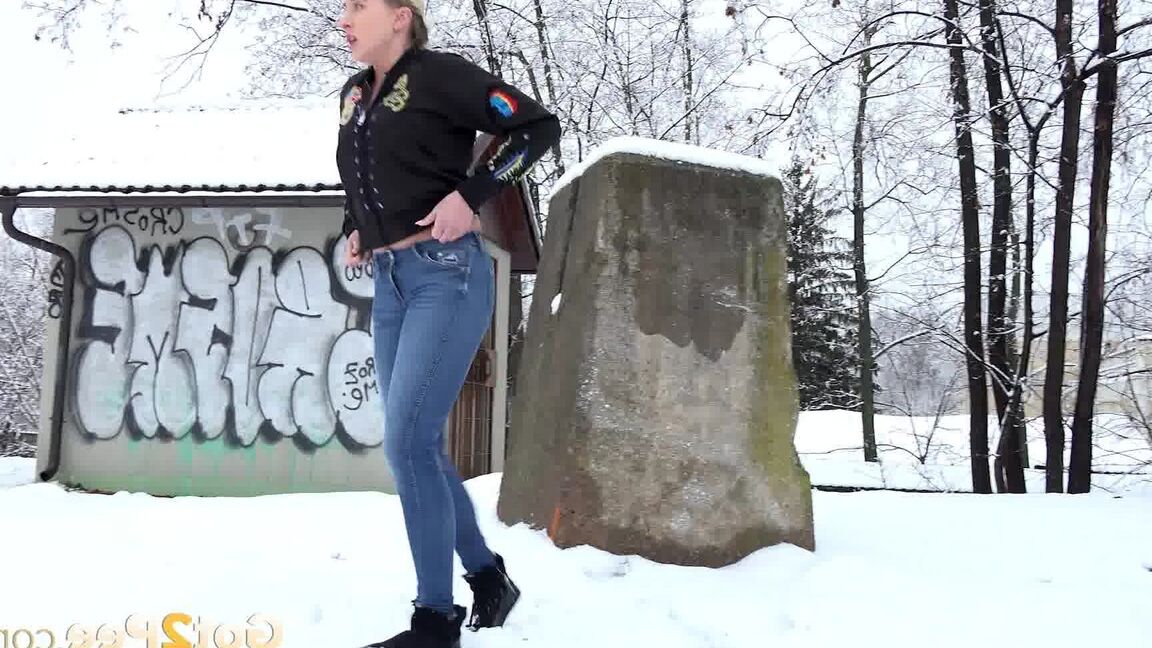 15P Gianna Ray squats outside in the snow and pees