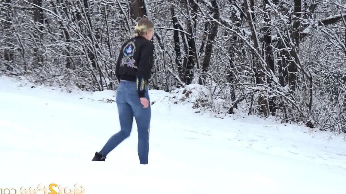 15P Gianna Ray squats outside in the snow and pees