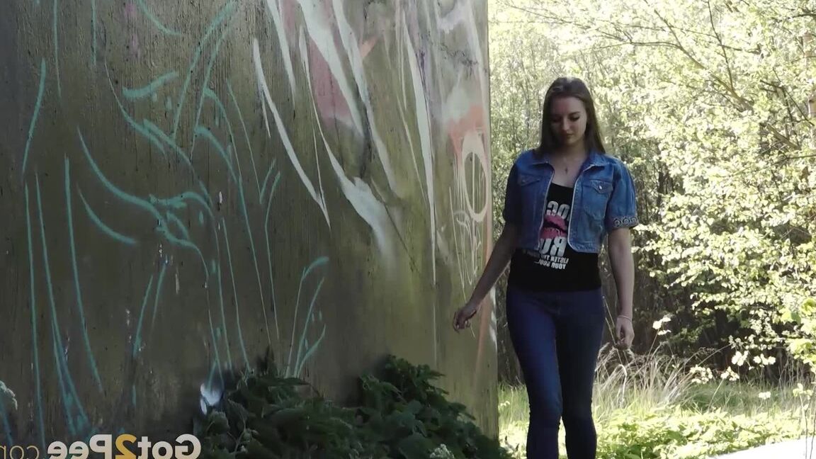 15P White girl Viktoria pulls down her jeans to take a pee near a wall of graffiti