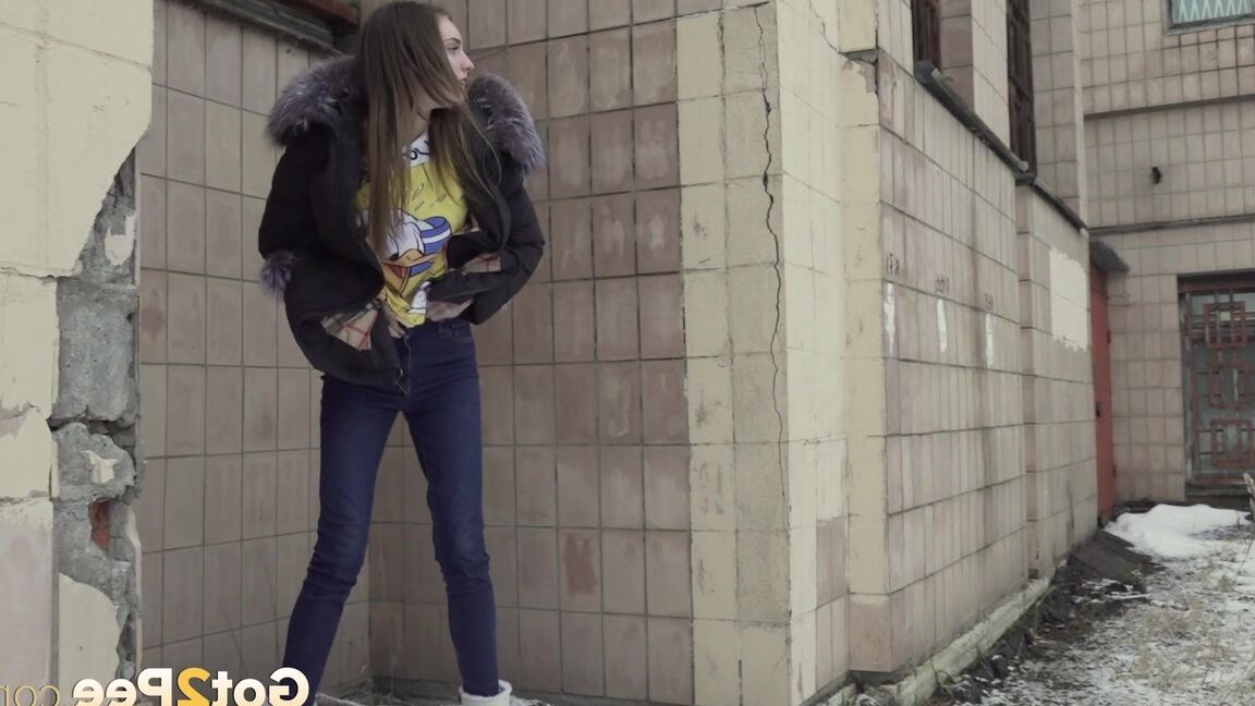 15P White girl Vika takes an urgent piss on snow-covered ground next to a building
