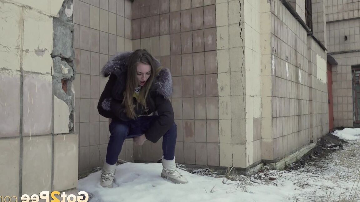 15P White girl Vika takes an urgent piss on snow-covered ground next to a building