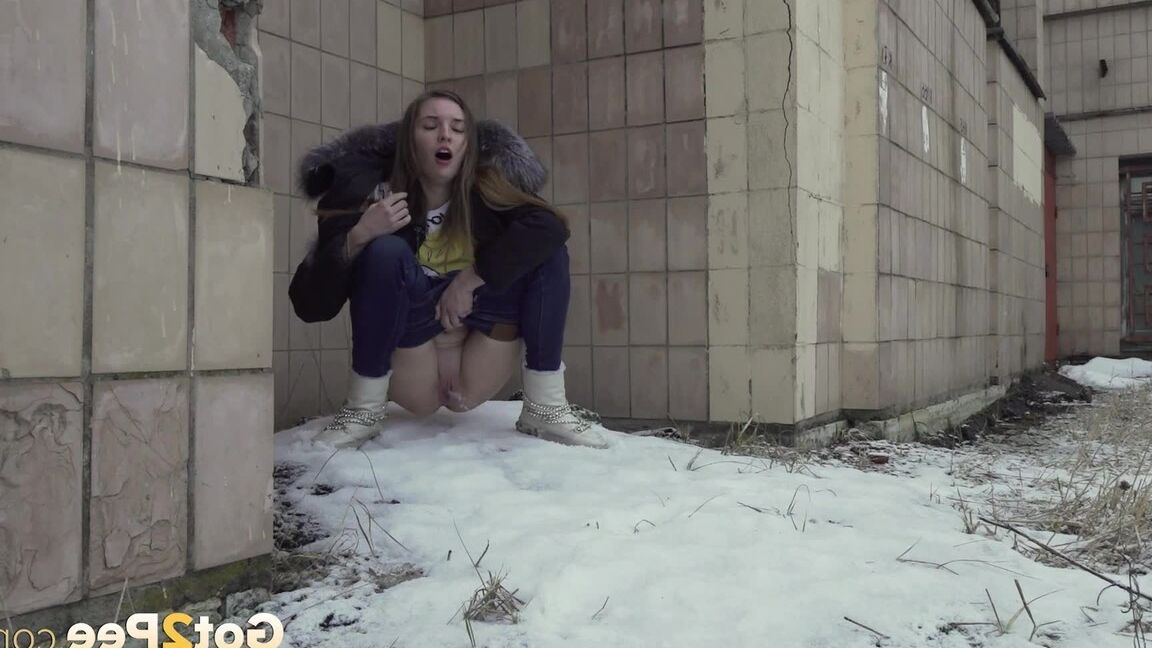 15P White girl Vika takes an urgent piss on snow-covered ground next to a building