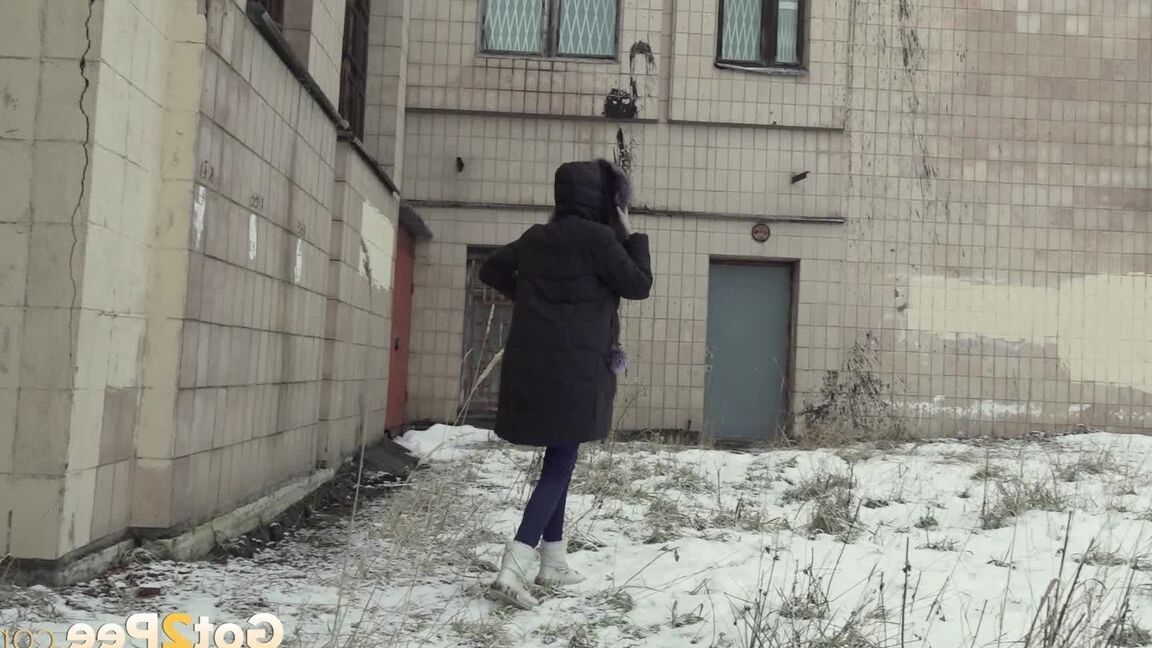 15P White girl Vika takes an urgent piss on snow-covered ground next to a building